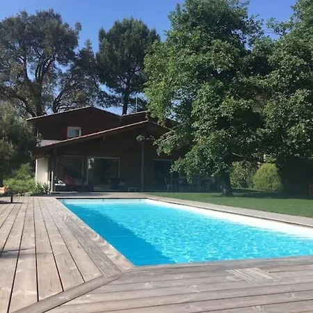 4ch Et Superbe Piscine Chauffee A Hotell