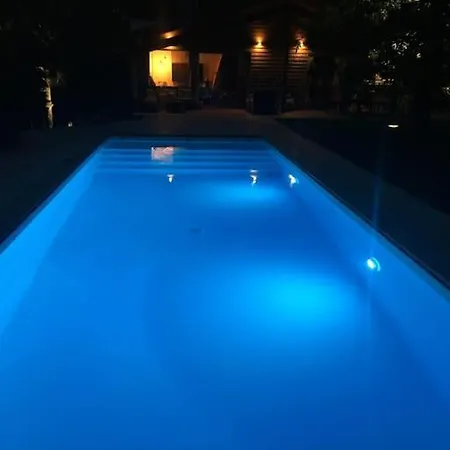 4ch Et Superbe Piscine Chauffee A Hotell 4*